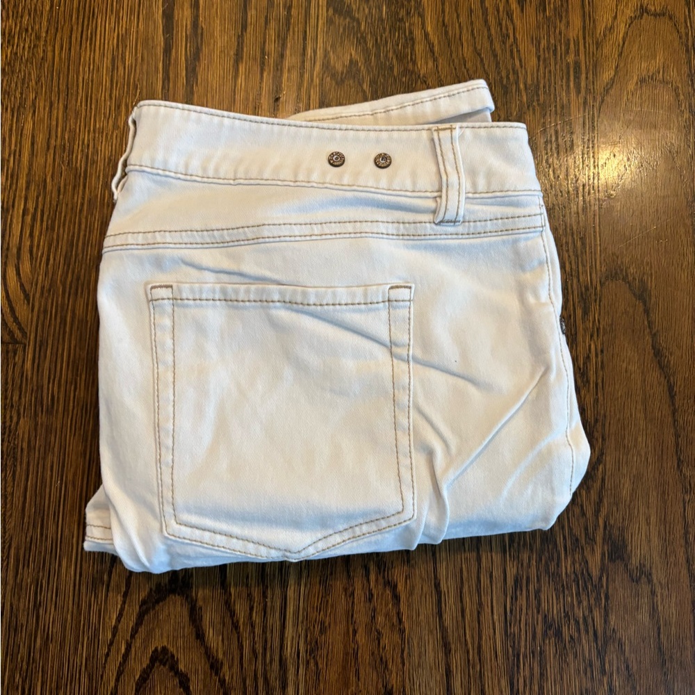 Sz 6 white slim boyfriend Cabi jeans. Slight distressing.